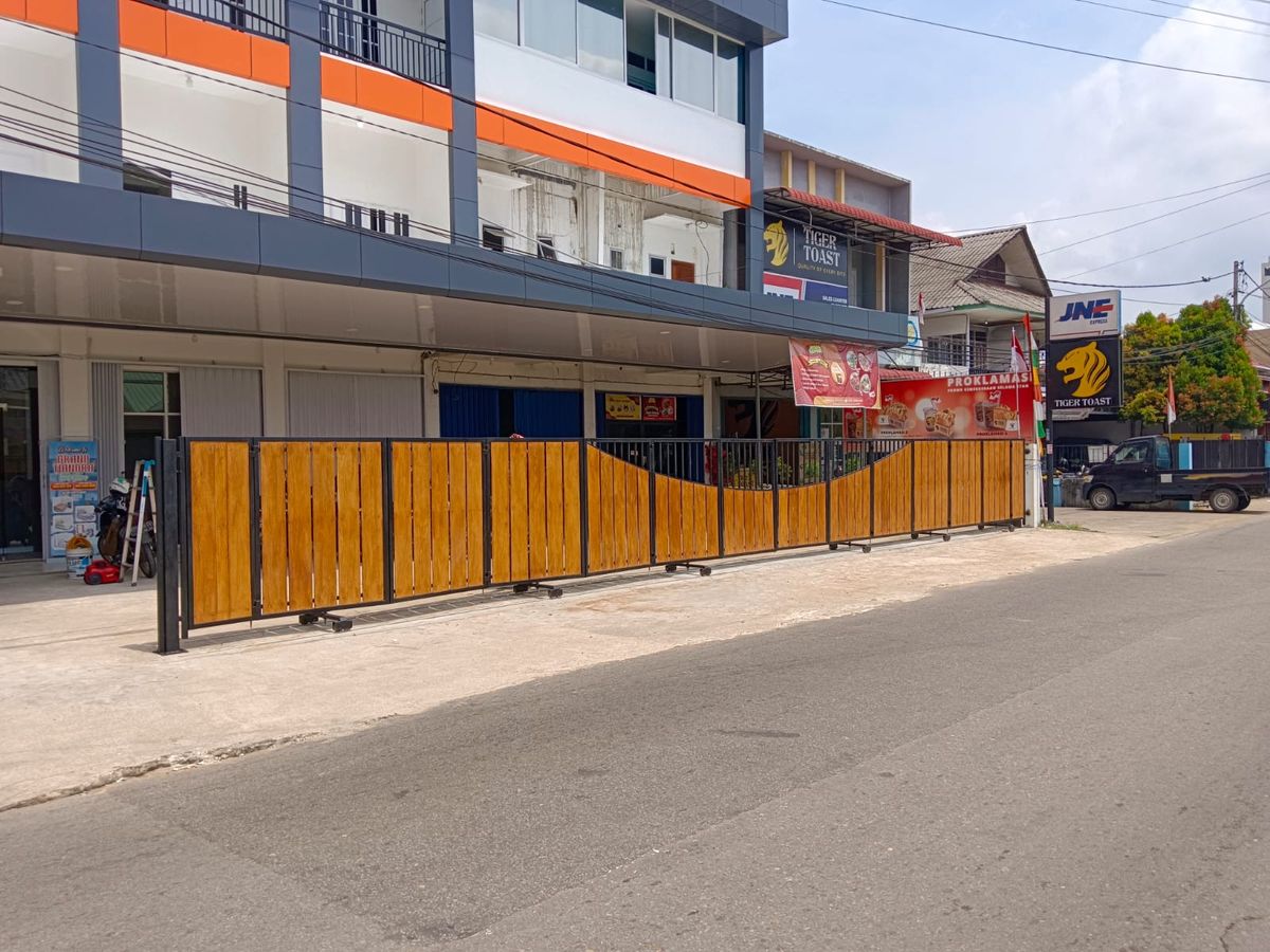 Pagar Dorong Bu Dewi - Dokumentasi Proyek